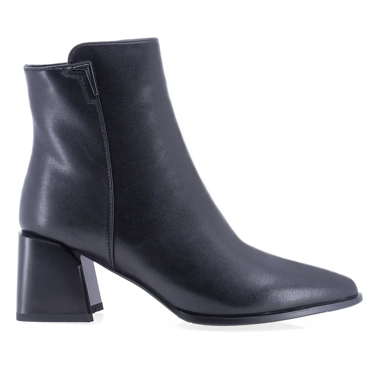 Botine damă Sole 10 negre din piele naturală box, cu vârf ascuțit, toc gros de 6 cm, fermoar lateral și înălțime totală de 20 cm.