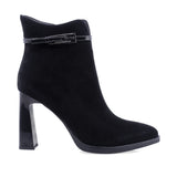 Botine damă elegante Anna Viotti D106-F10569-A846-14 negre, din piele naturală întoarsă, cu vârf semiascuțit, fermoar și toc cu aspect lat de 9,5 cm.
