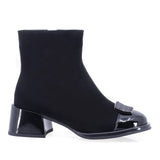 Botine dama elegante Anna Viotti D106-25102-F3566 negre, din piele naturala intoarsa, cu ornament frontal din piele lacuita, cusatura pe mijloc si toc gros.