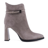 Botine dama elegante Anna Viotti D106-F10569-A846-8 vizon, din piele naturala intoarsa si lacuita, cu varf rotund, toc lat imbracat in piele intoarsa si ornament lateral.
