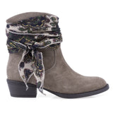 Ghete dama casual Anna Viotti D115-66100-01R kaki, din piele naturala intoarsa, stil ciocata, cu fermoar, toc gros de 4 cm si talpa din poliuretan.
