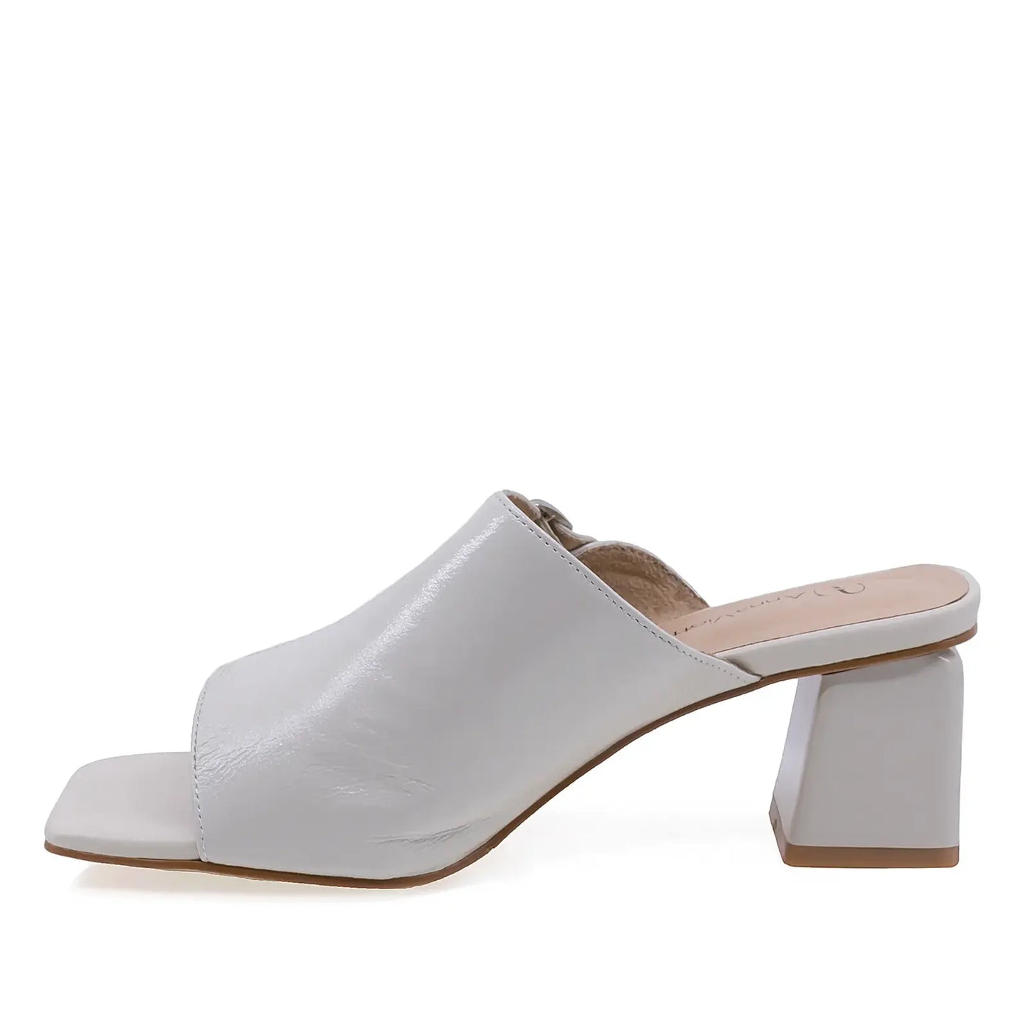 Papuci damă bej Anna Viotti din piele lăcuită, vedere lateral stânga, design elegant cu toc stabil 5,5 cm